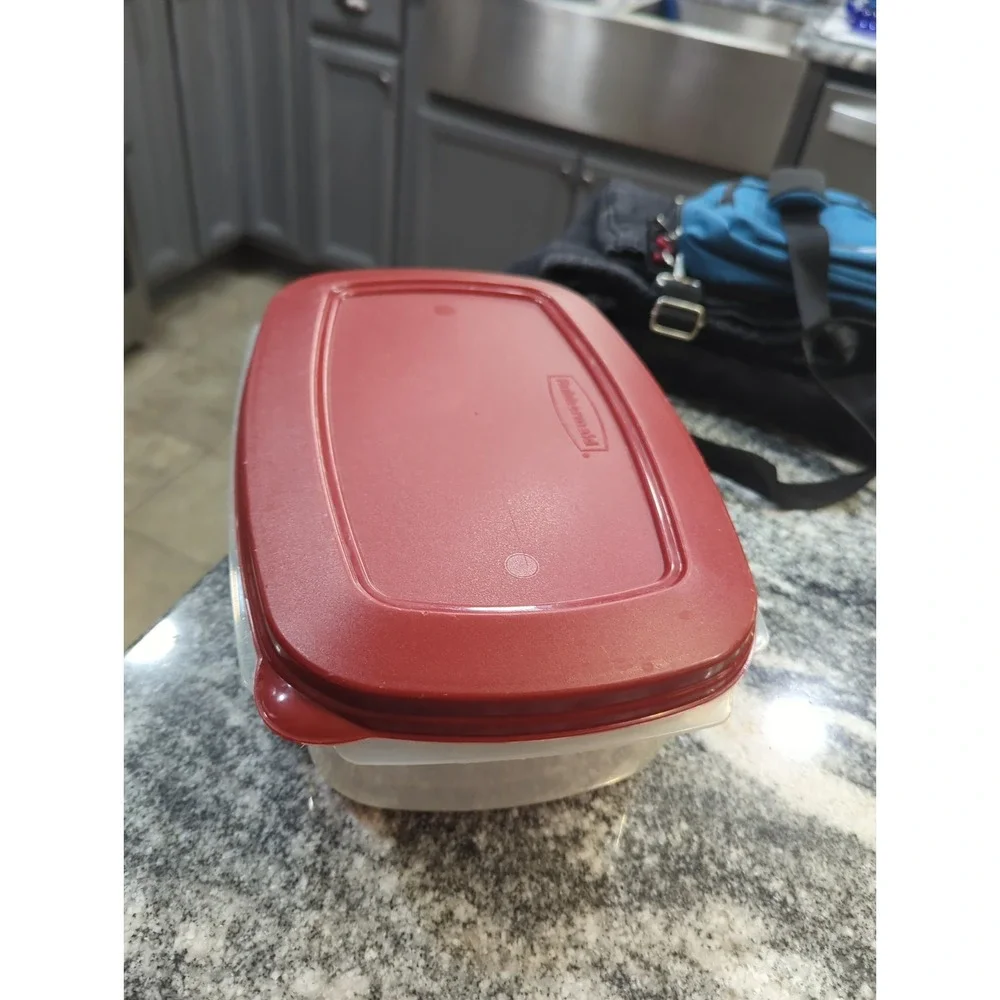 Rubbermaid 1.1 Gal Casserole Easy Find Lid Food Storage Container Large